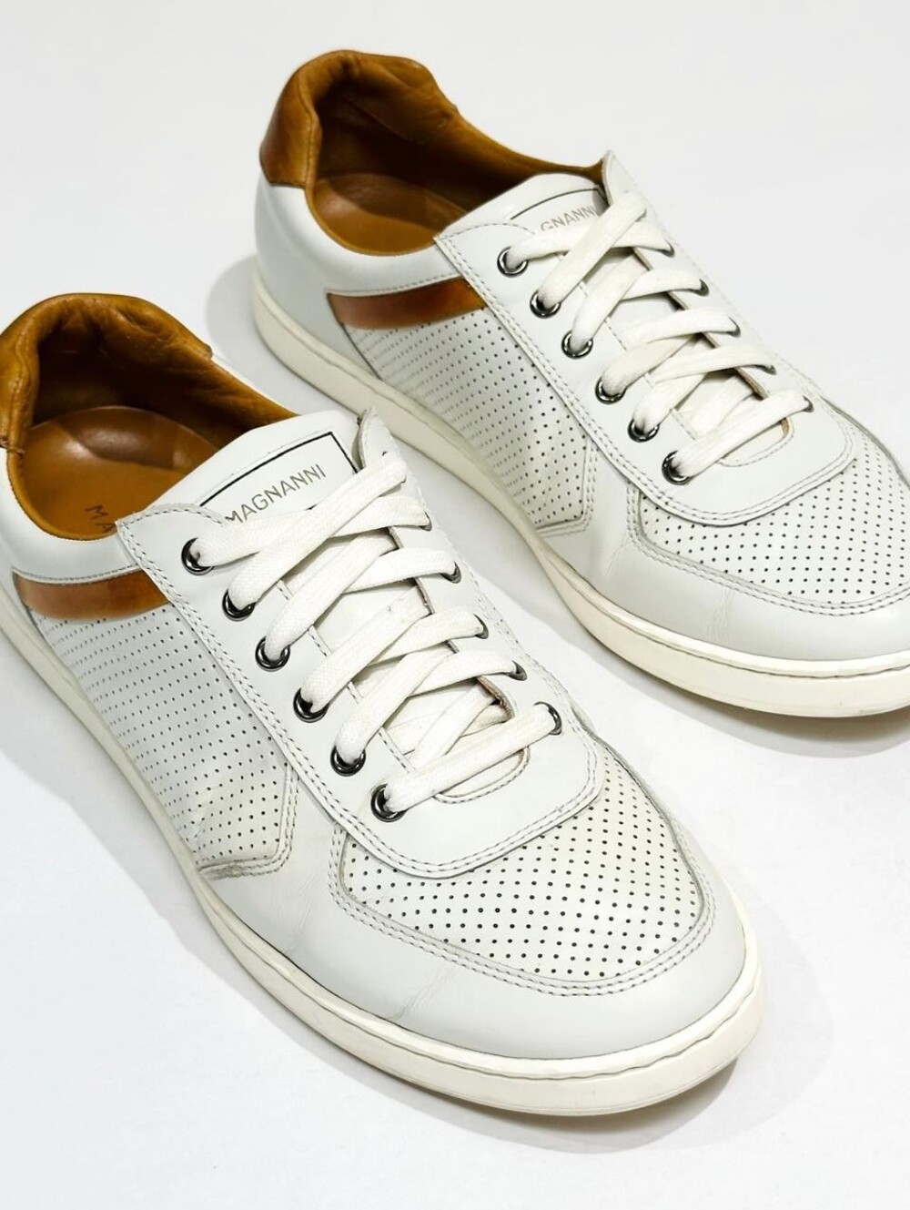 Magnanni White Leather Perforated Cosmo Lo Sneakers Men's Size 10 M Tan Trim